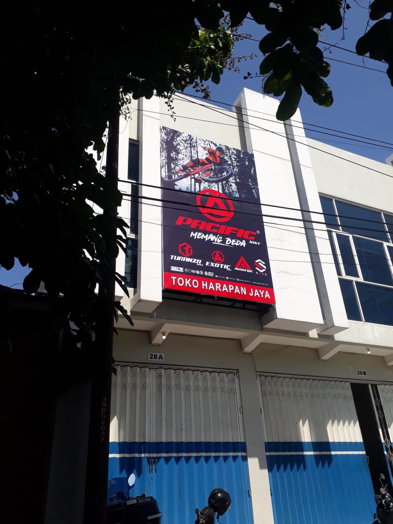 Proyek fasad toko dan branding eksterior oleh Langit Biru Advertising